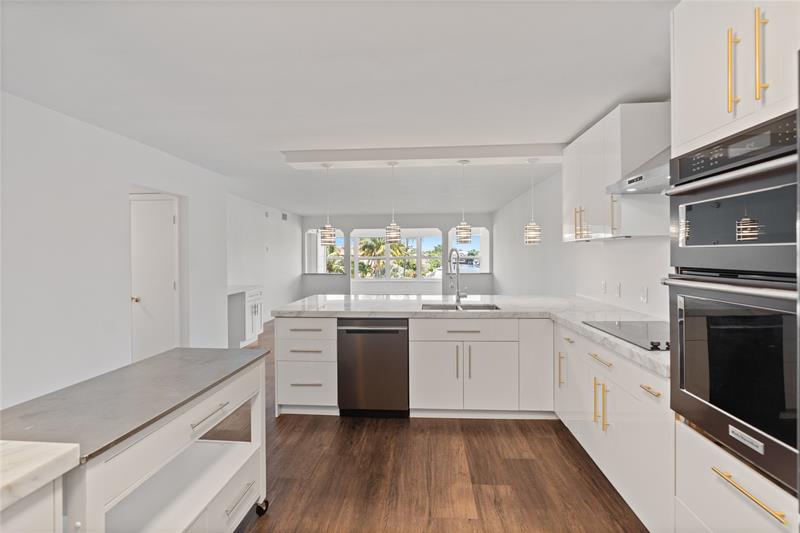 Image 13 of 59 For 3121 51st St  303e