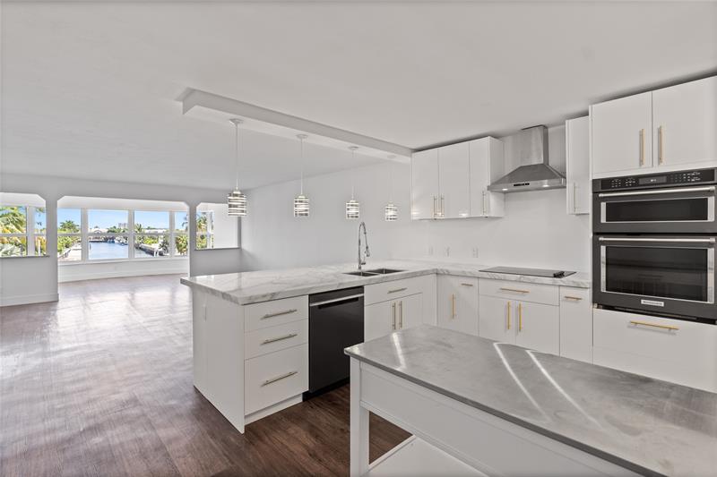 Image 8 of 59 For 3121 51st St  303e