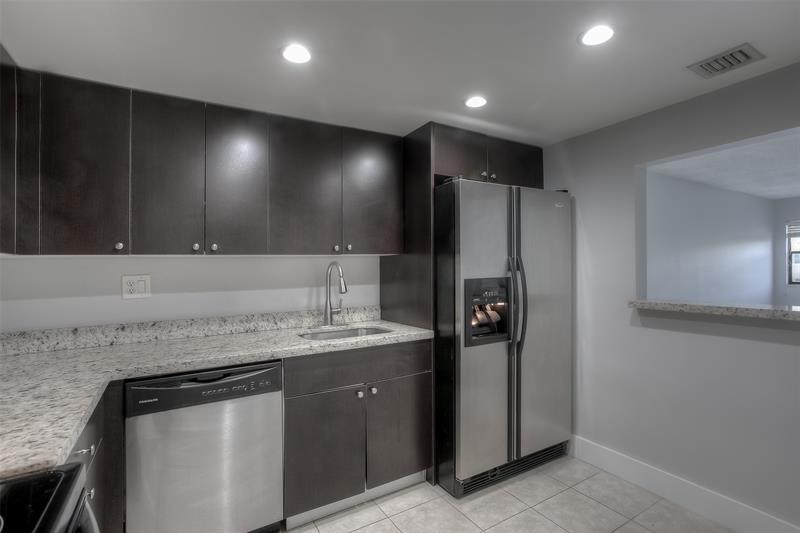 Image 4 of 10 For 303 Racquet Club Rd  312