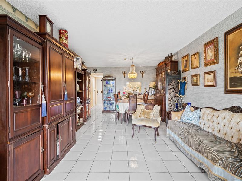 Image 4 of 13 For 2840 Somerset Dr  317m