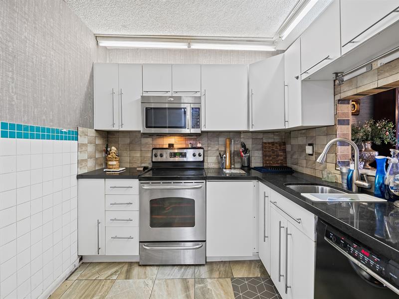 Image 7 of 13 For 2840 Somerset Dr  317m