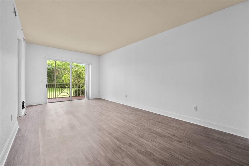 Image 11 of 33 For 3500 Oaks Clubhouse Dr  109