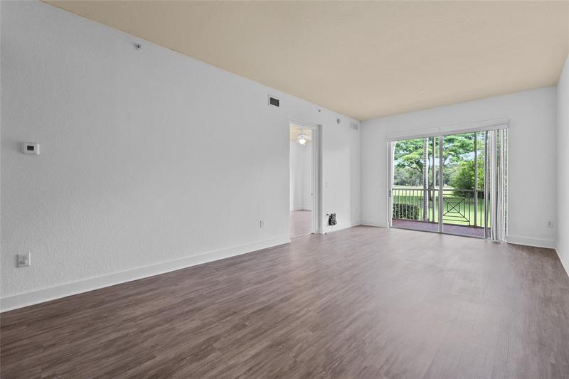 Image 12 of 33 For 3500 Oaks Clubhouse Dr  109