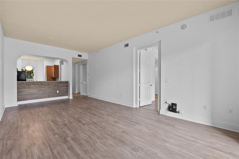 Image 13 of 33 For 3500 Oaks Clubhouse Dr  109