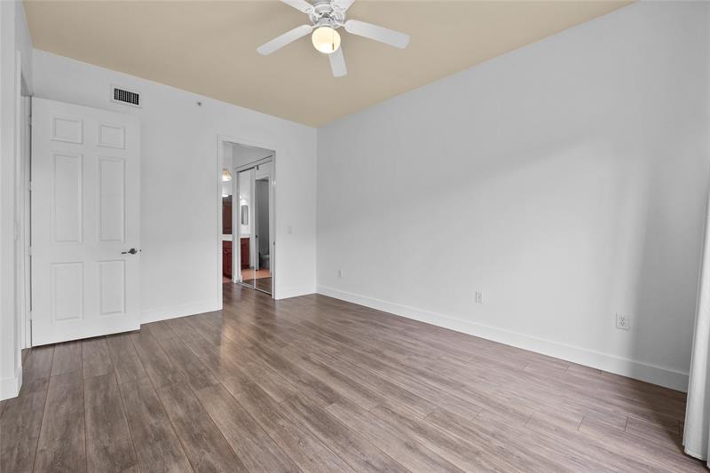 Image 16 of 33 For 3500 Oaks Clubhouse Dr  109