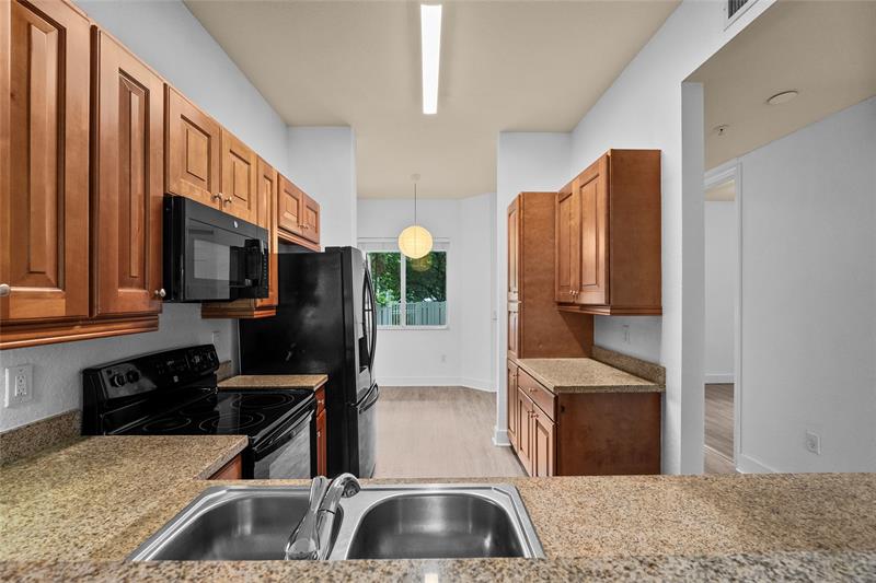 Image 6 of 33 For 3500 Oaks Clubhouse Dr  109