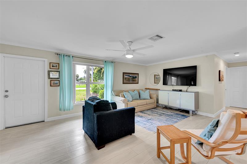Image 11 of 36 For 2431 River Dr