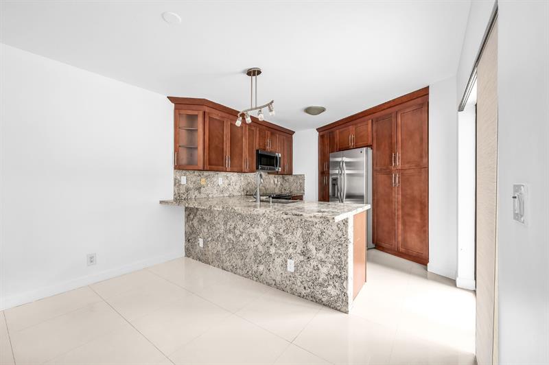 Image 12 of 27 For 22940 Oxford Pl  B