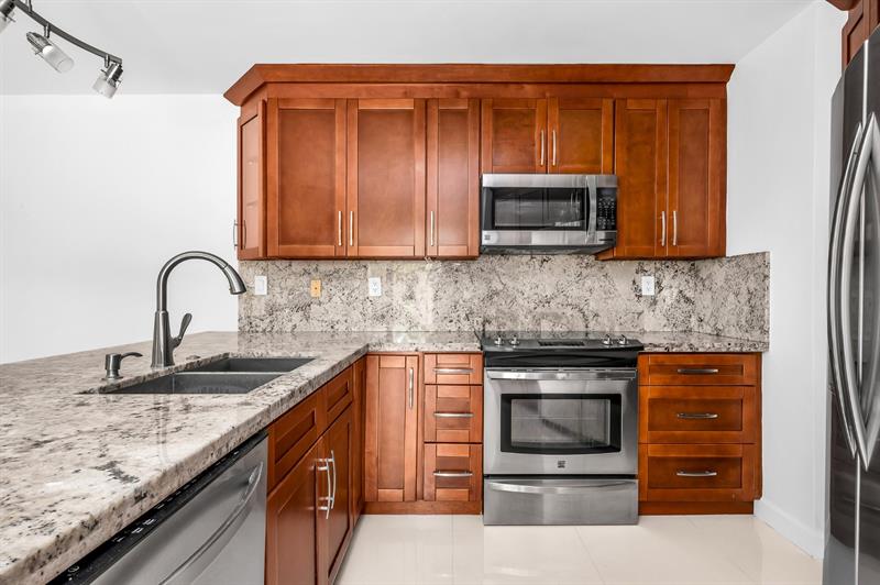 Image 13 of 27 For 22940 Oxford Pl  B