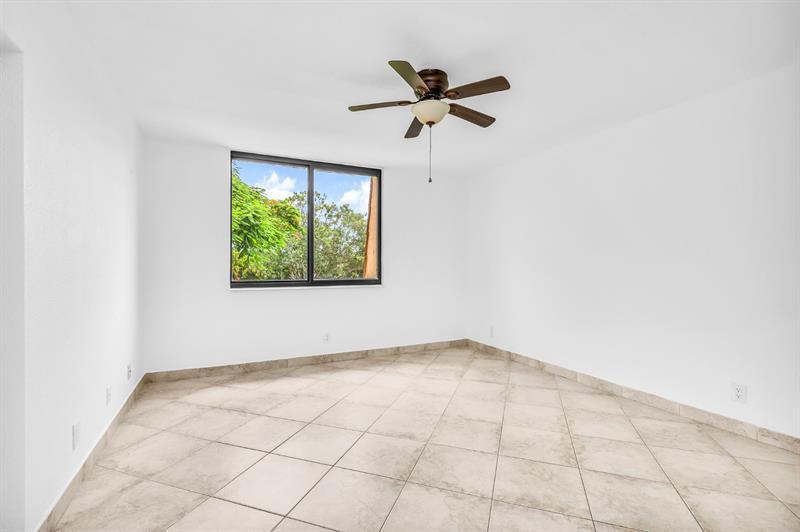 Image 20 of 27 For 22940 Oxford Pl  B