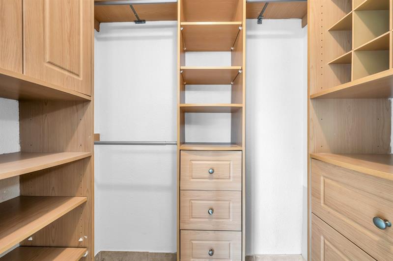 Image 21 of 27 For 22940 Oxford Pl  B