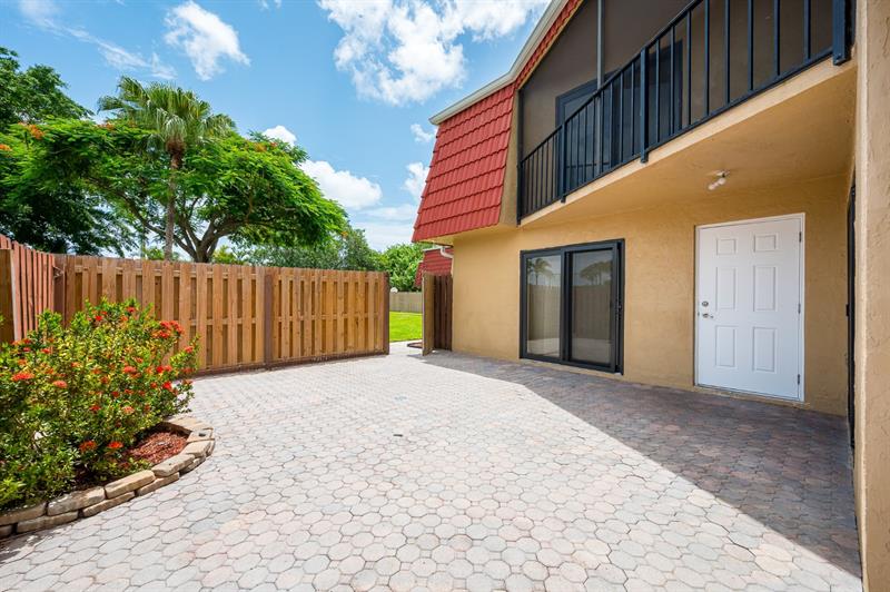 Image 5 of 27 For 22940 Oxford Pl  B