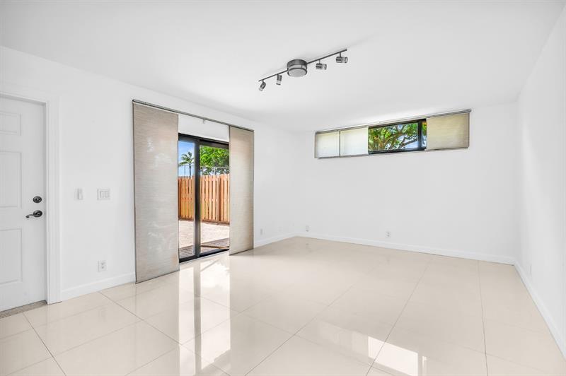 Image 6 of 27 For 22940 Oxford Pl  B