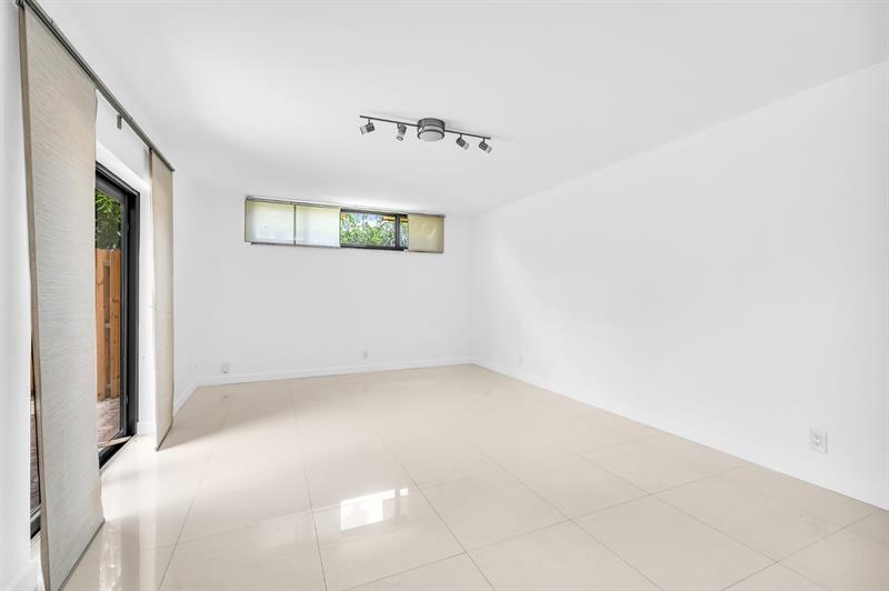 Image 7 of 27 For 22940 Oxford Pl  B