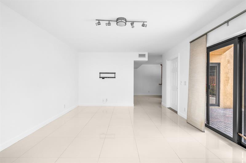 Image 8 of 27 For 22940 Oxford Pl  B