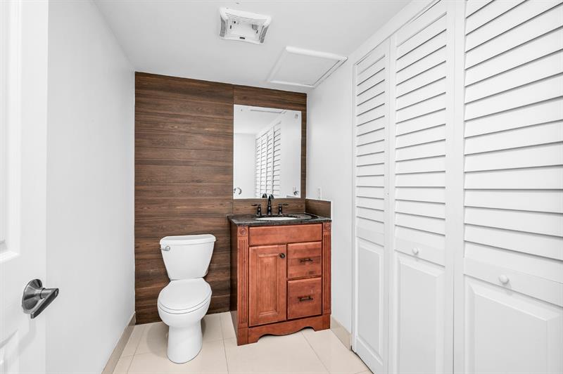 Image 9 of 27 For 22940 Oxford Pl  B