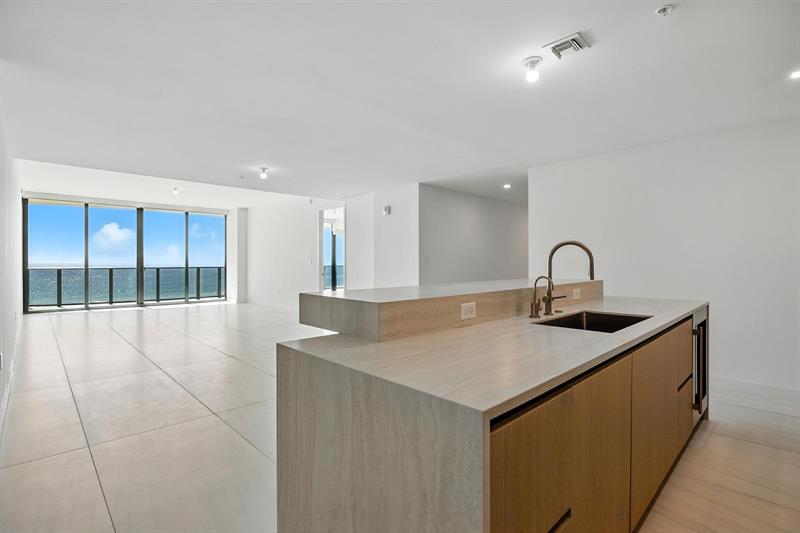 Image 18 of 40 For 900 Ocean Boulevard  602