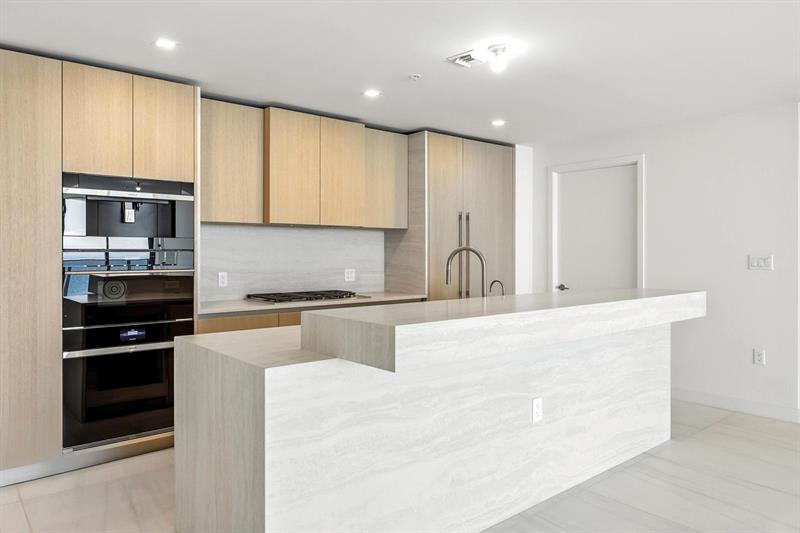 Image 19 of 40 For 900 Ocean Boulevard  602