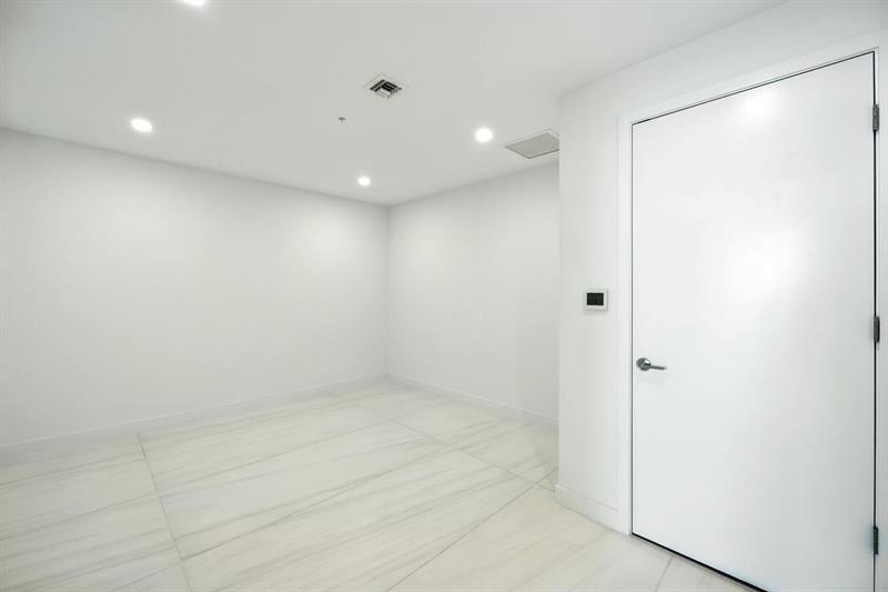 Image 35 of 40 For 900 Ocean Boulevard  602