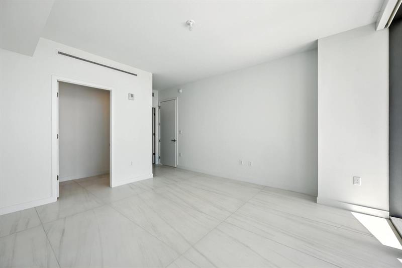 Image 38 of 40 For 900 Ocean Boulevard  602