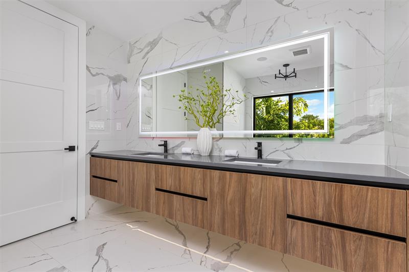 Image 30 of 57 For 1621 Broward Blvd  A