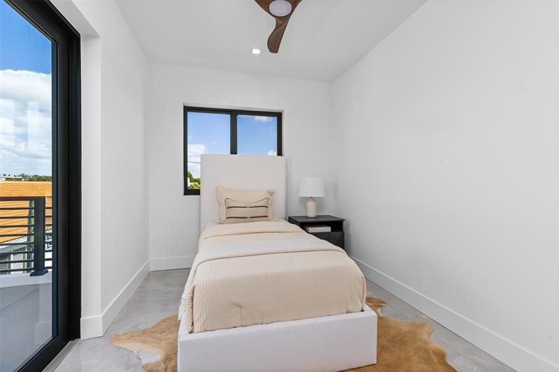 Image 40 of 57 For 1621 Broward Blvd  A