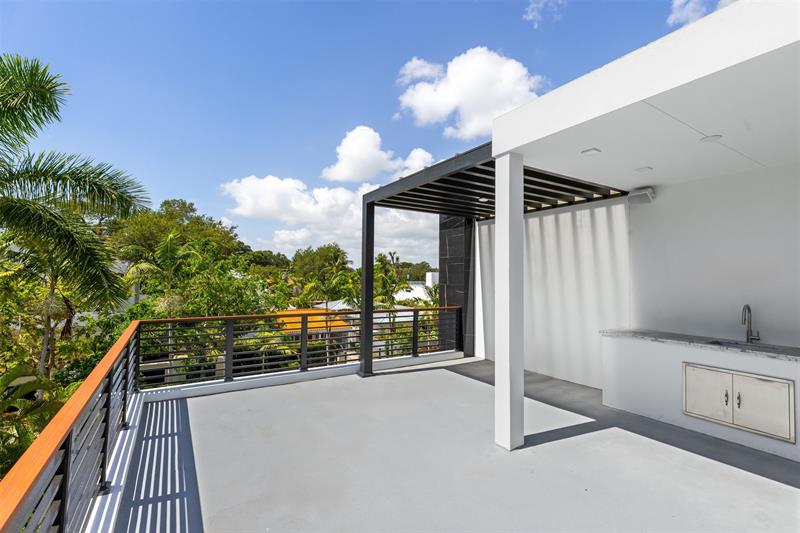 Image 46 of 53 For 1621 Broward Blvd  B