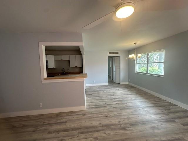 Image 25 of 46 For 126 Seville E  126