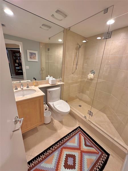 Image 16 of 38 For 2821 Ocean Blvd  405s