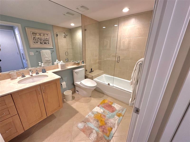 Image 19 of 38 For 2821 Ocean Blvd  405s