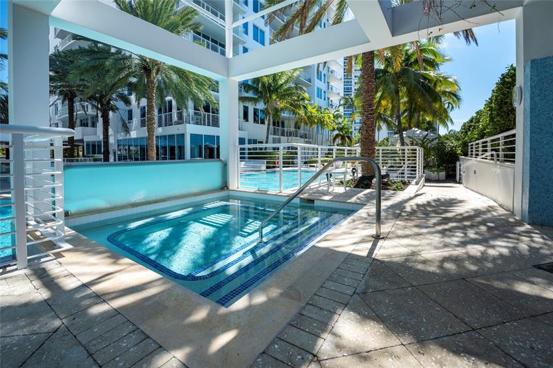Image 26 of 38 For 2821 Ocean Blvd  405s