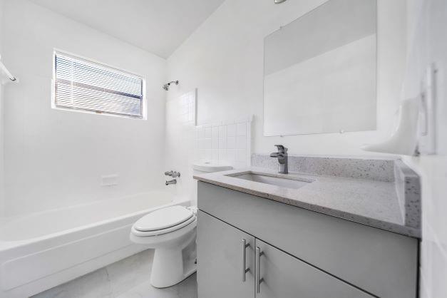 Image 21 of 23 For 2420 Johnson St  107