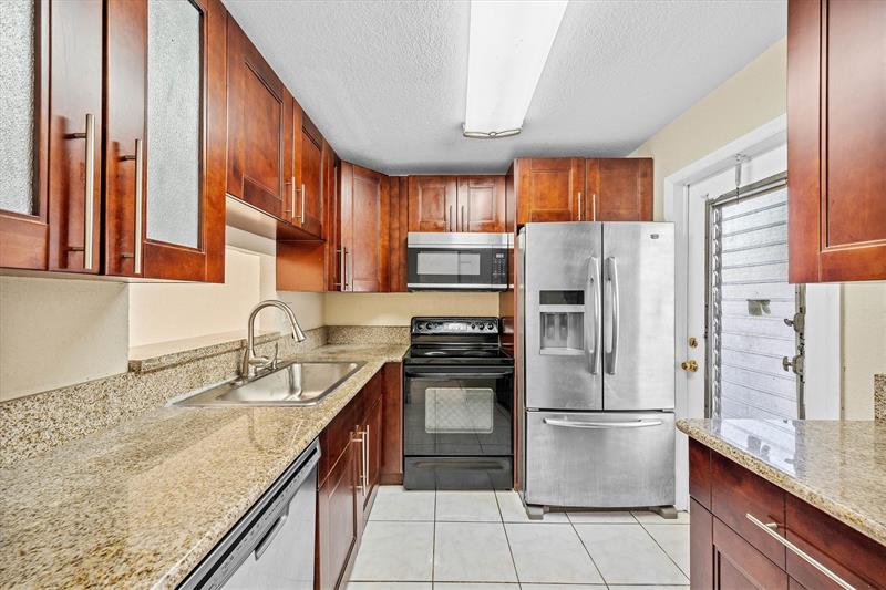 Image 8 of 21 For 5031 Oakland Park Blvd