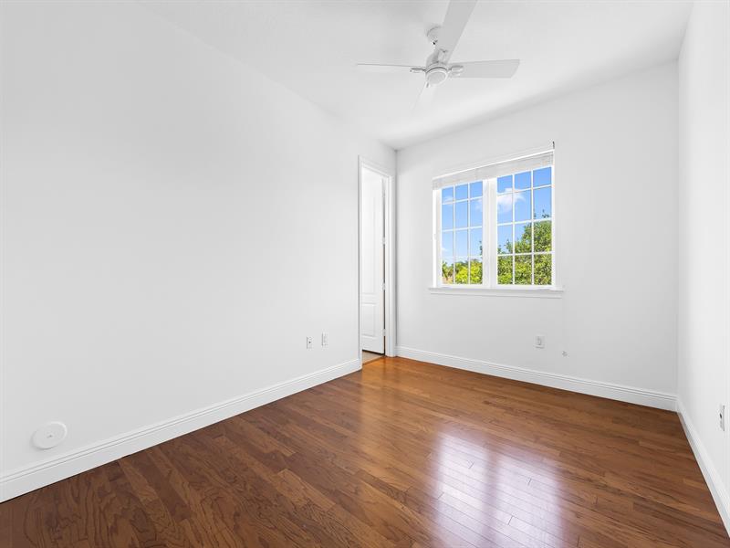 Image 17 of 24 For 510 7th St  401