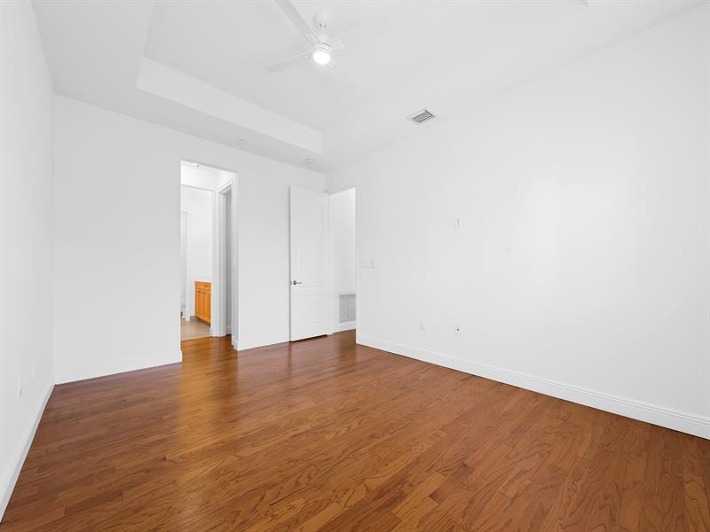 Image 20 of 24 For 510 7th St  401