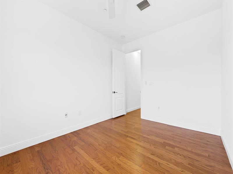 Image 5 of 24 For 510 7th St  401