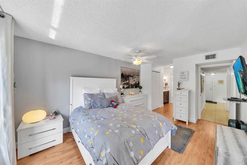 Image 17 of 42 For 3730 Inverrary Dr  3v