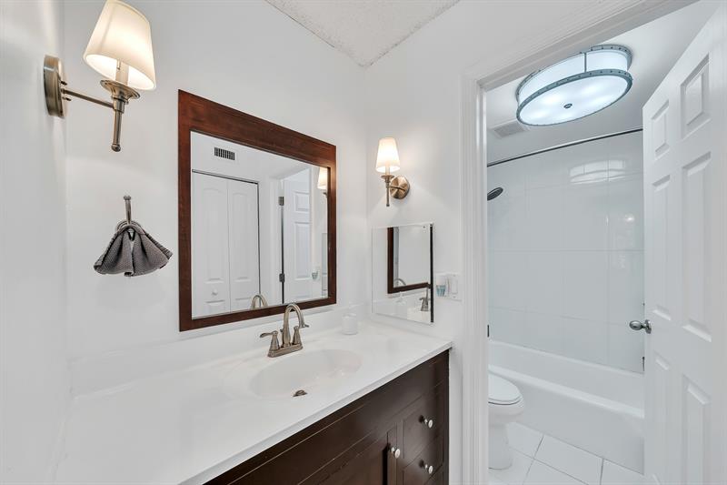 Image 19 of 42 For 3730 Inverrary Dr  3v