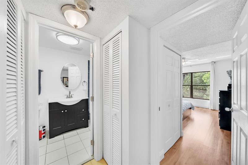 Image 24 of 42 For 3730 Inverrary Dr  3v