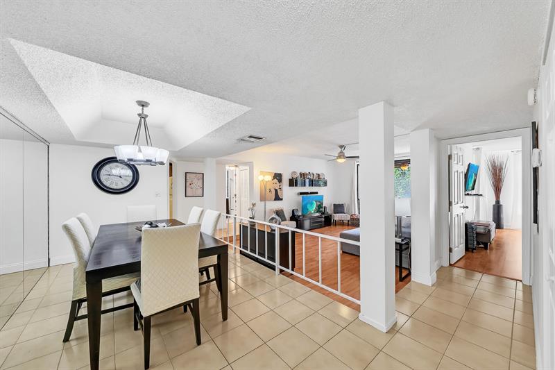 Image 3 of 42 For 3730 Inverrary Dr  3v