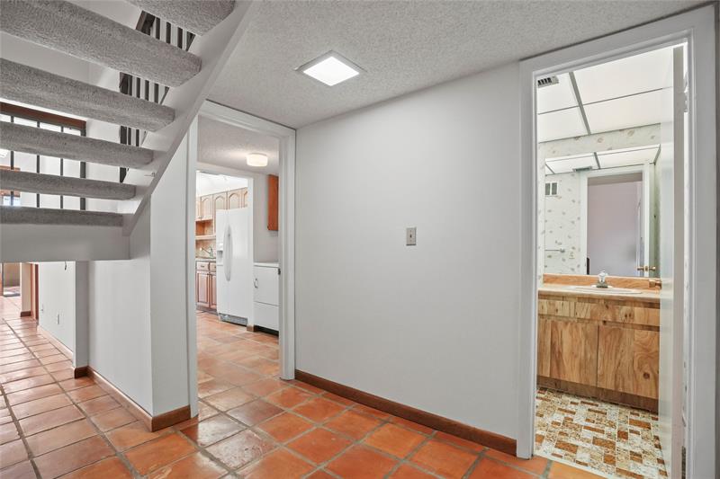 Image 16 of 39 For 1111 Windward Dr
