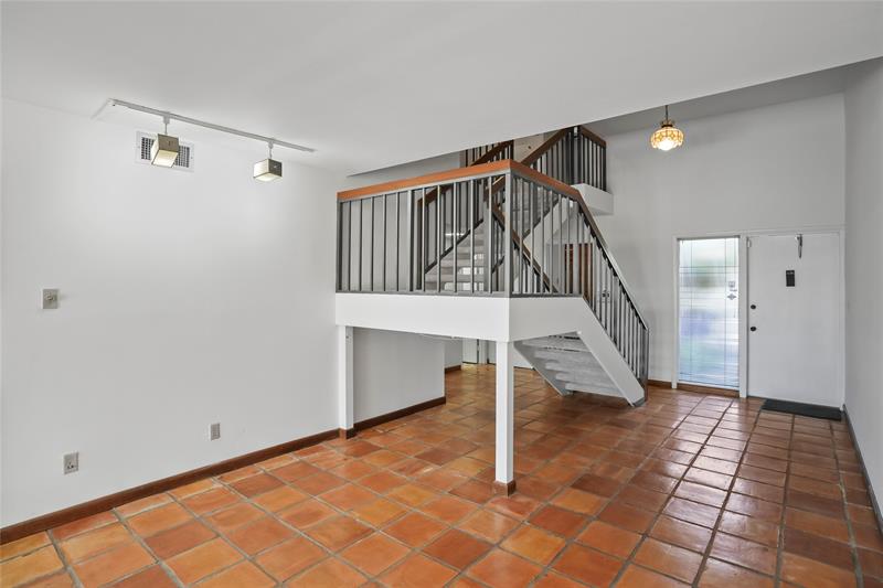 Image 17 of 39 For 1111 Windward Dr