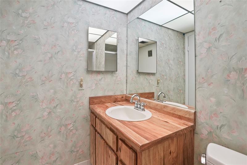 Image 24 of 39 For 1111 Windward Dr