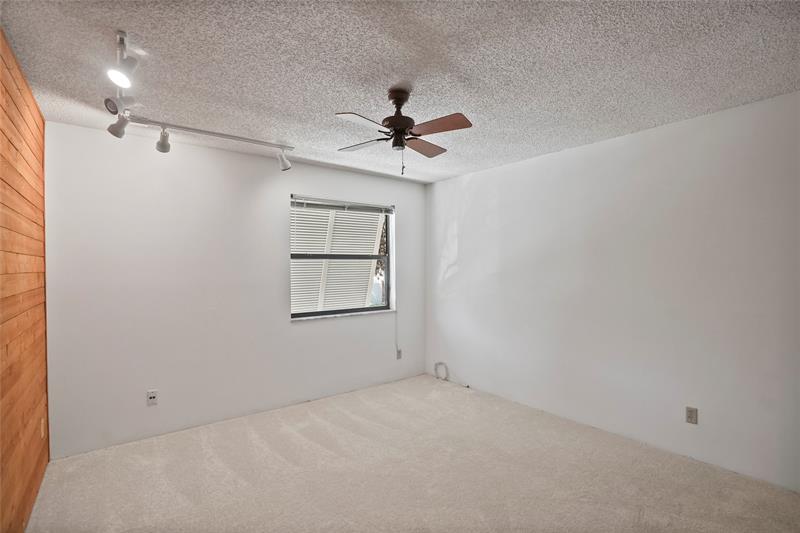 Image 31 of 39 For 1111 Windward Dr