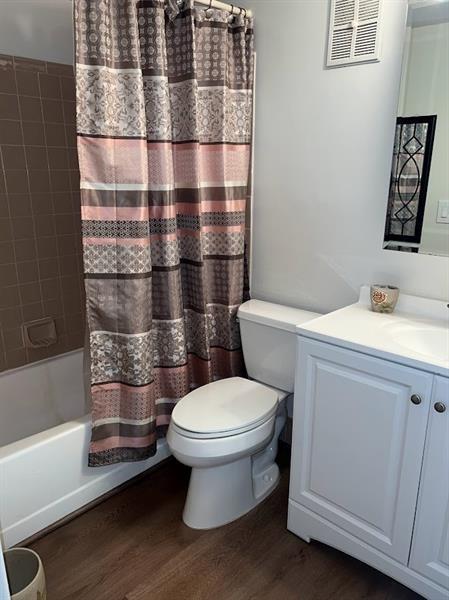 Image 21 of 27 For 4000 Crystal Lake Dr  212