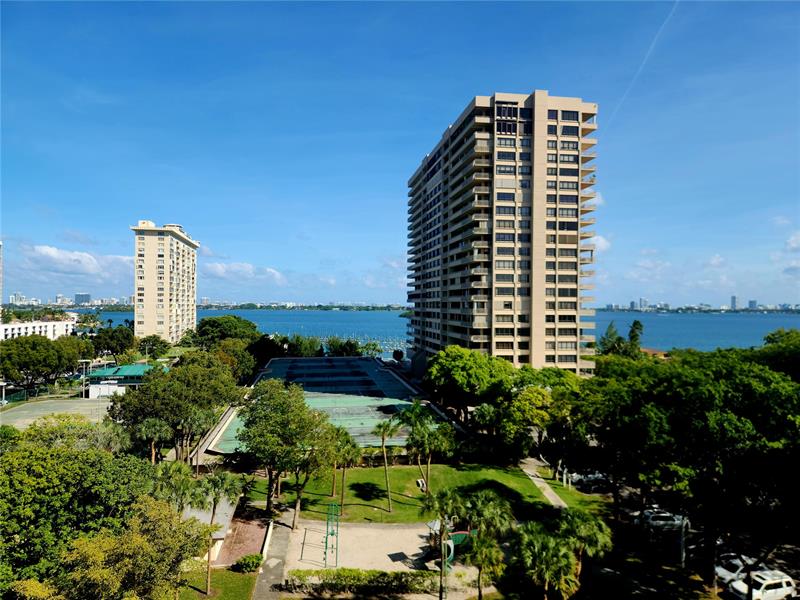 Image 3 of 3 For 11115 Biscayne Blvd  825