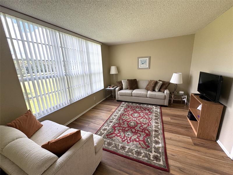 Image 8 of 19 For 575 Oaks Ln  209