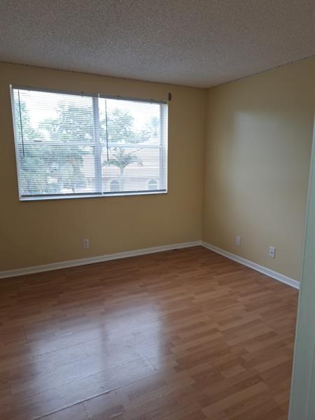 Image 25 of 28 For 8901 Wiles Rd  204