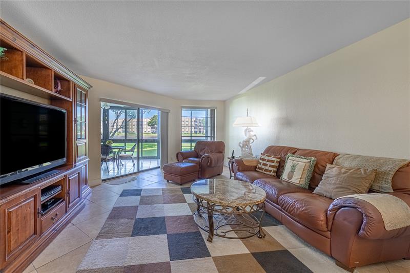 Image 18 of 49 For 7312 Fairfax Dr  102