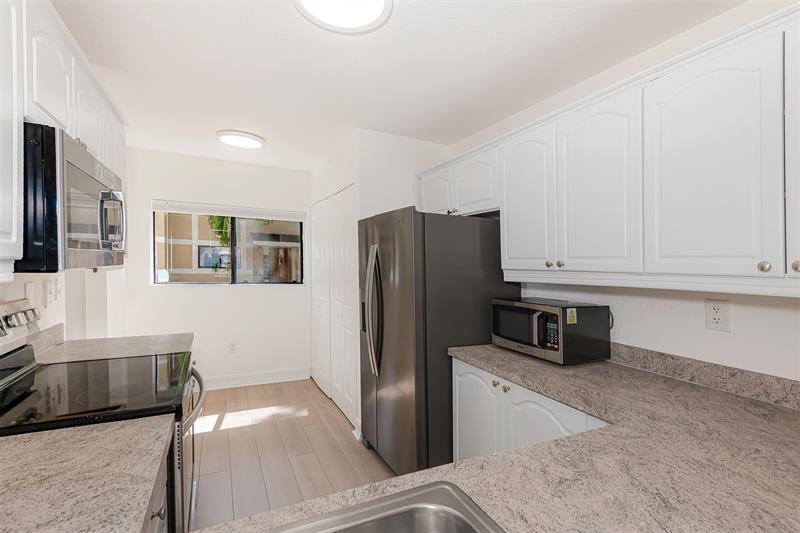 Image 10 of 34 For 9481 Palm Cir